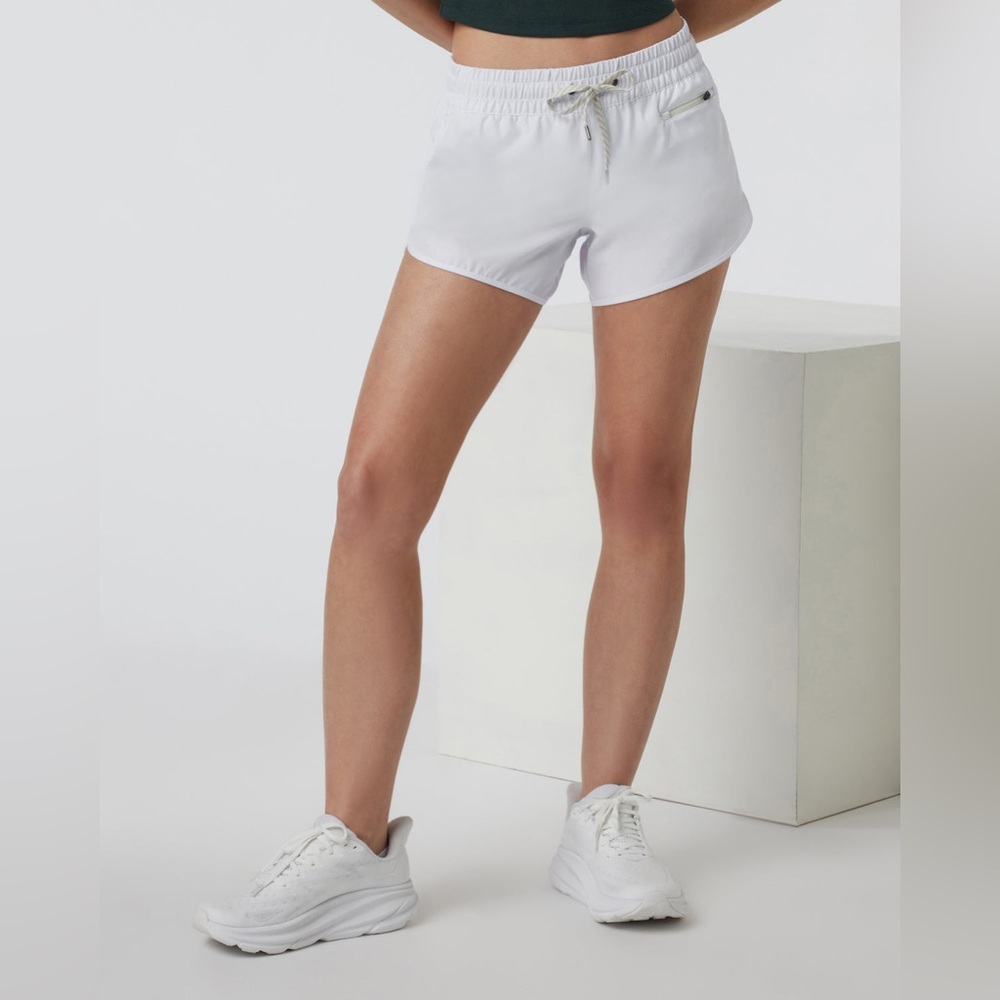 NWT Vuori Clementine 2.0 Short 4" in White - Picture 2 of 10